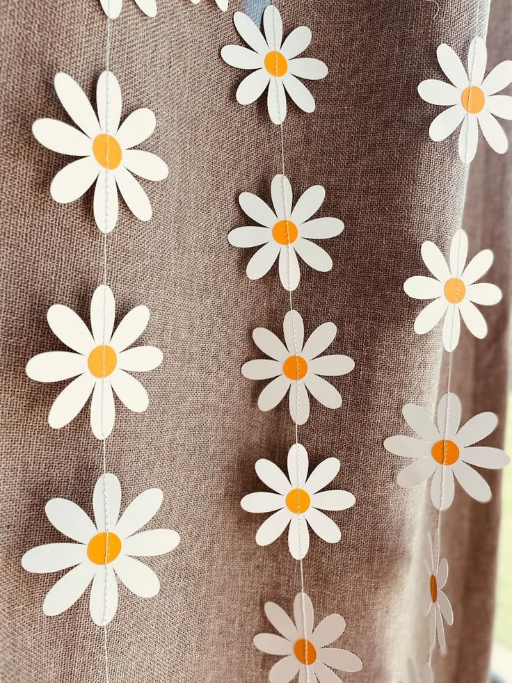 14 Stunning Natural Decoration Ideas for Your Birthday That Will WOW Your Guests! - 12. Charming Daisy Garlands